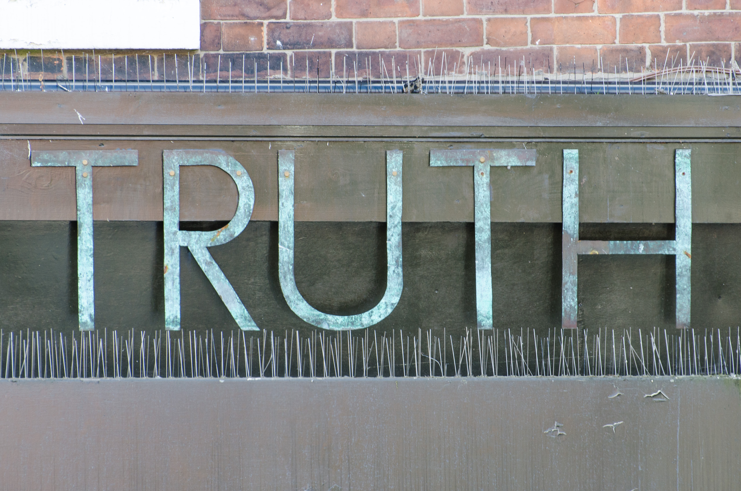 Urbane Schrift "truth"